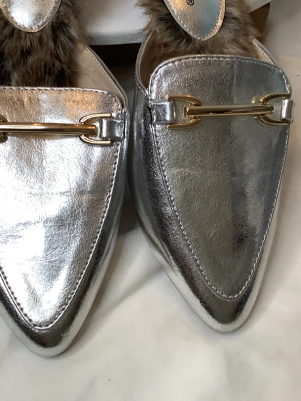 EUC Qupid swirl Mule silver fur sz. 5.5 flats Slingback